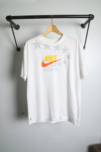 Nike (L)