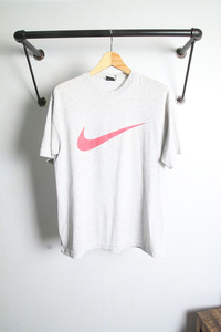 Nike  (L)