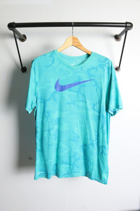 Nike (L)