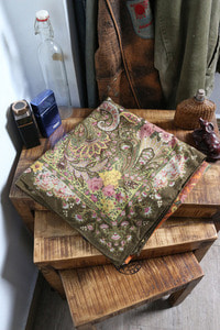 ETRO ( 135 cm x 130 cm ) wool + silk 