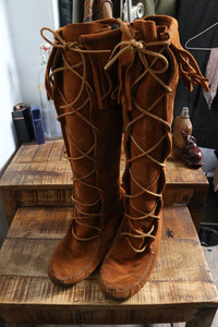 MINNETONKA FRONT LACED HARD SOLE KNEE HI BOOT  (245~250) &quot;Leather&quot;