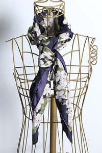 Yves Saint Laurent ( 86 cm x 86 cm ) &quot;silk&quot;