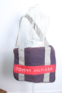 TOMMY HILFIGER (44cm x 37cm)