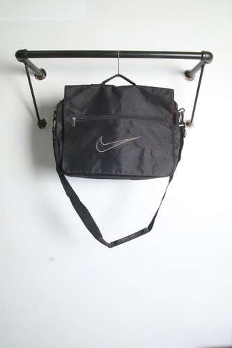 Nike ( 44 cm x 35 cm )