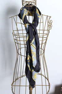 PIERRE BALMAIN  ( 88 cm x 88 cm ) made in ITALY &quot;silk&quot;